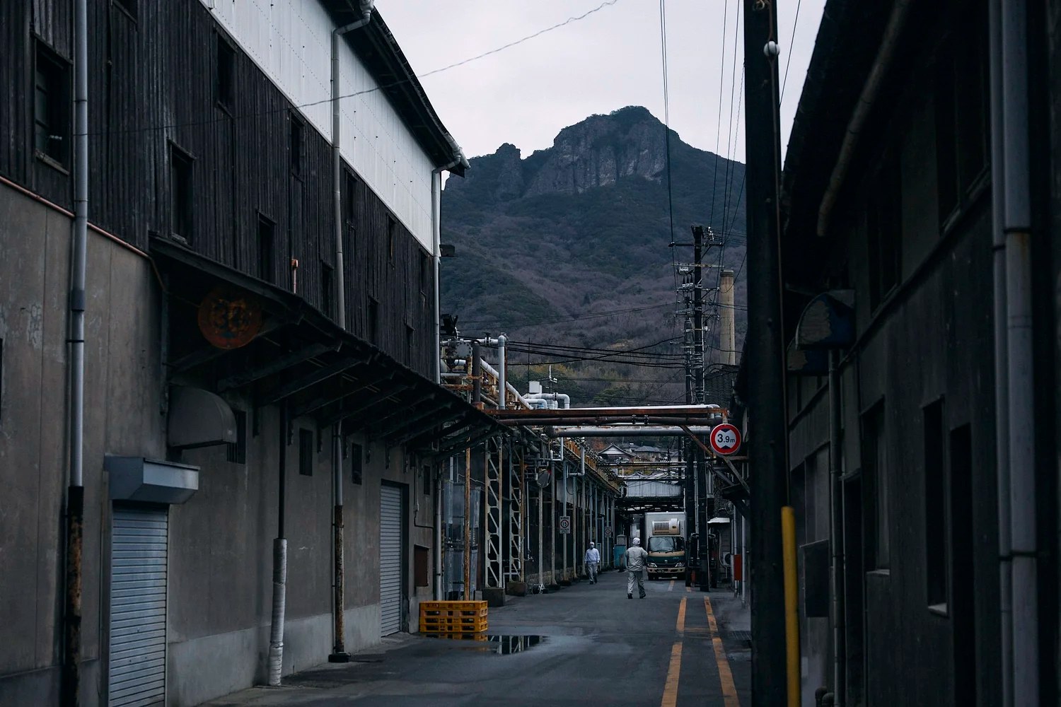 蔵の並ぶ路地と山
